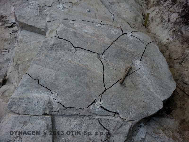 d. Sprengen und zerkleinern von Granit Felsen lautlos mit Dynacem Quellsprengstoff